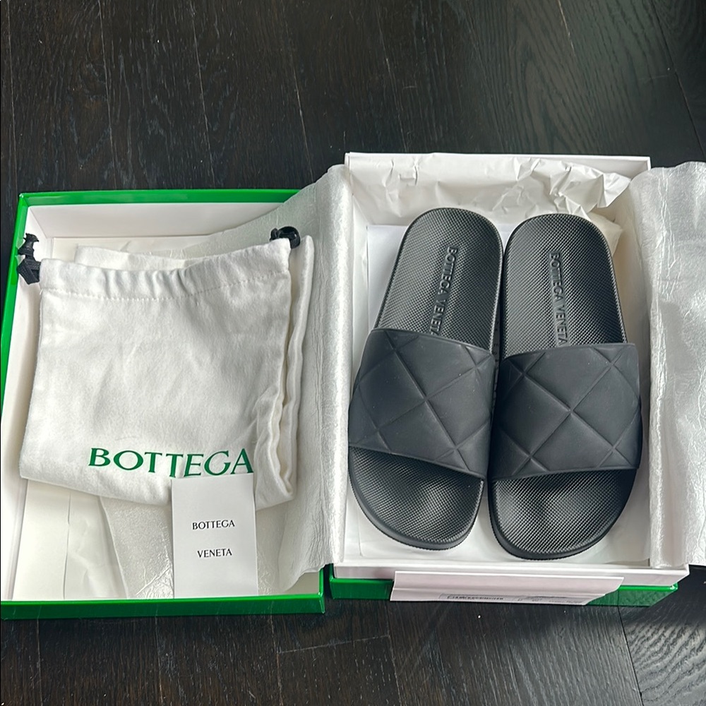 Matte black rubber Bottega Veneta flat sandals, size 37
